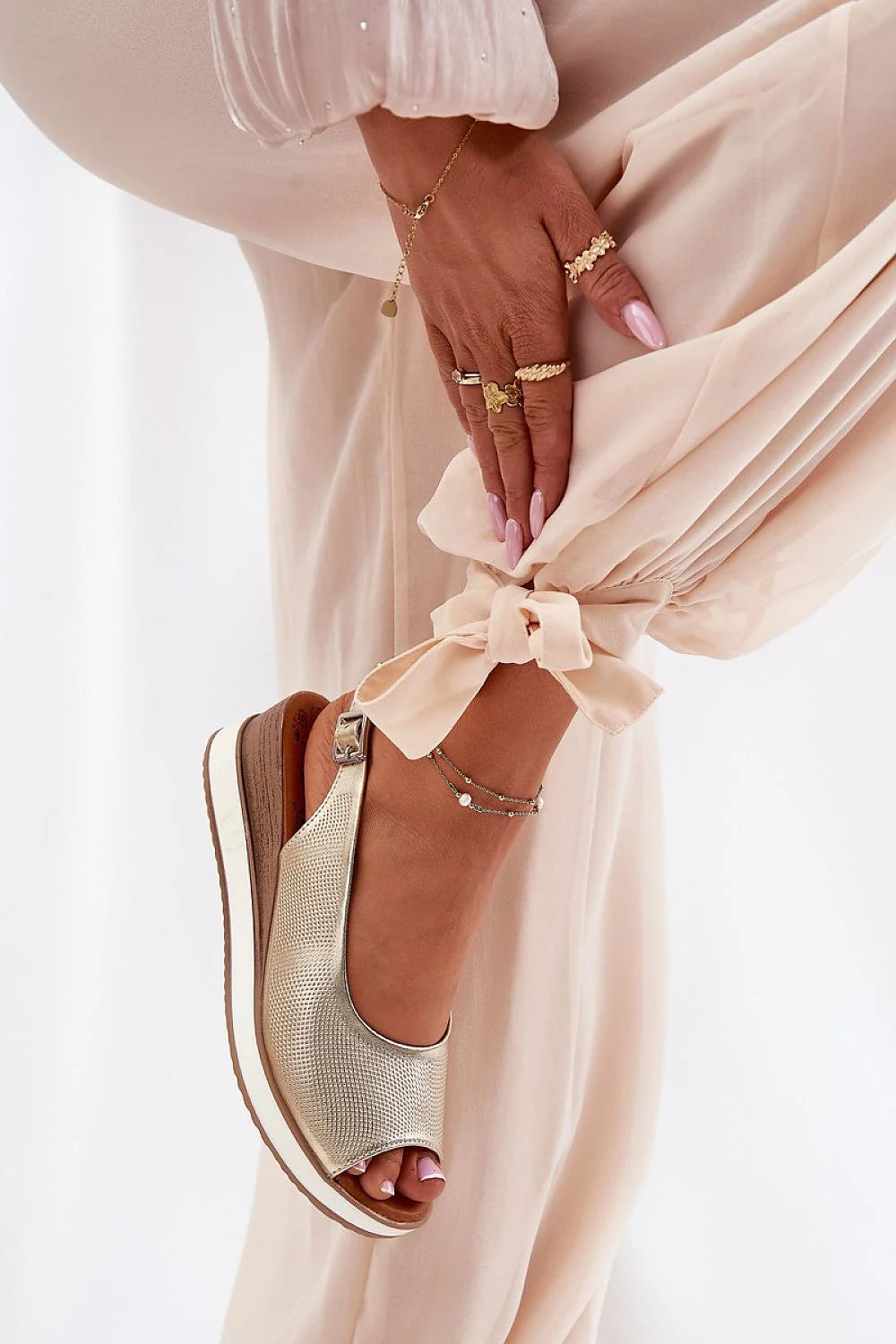 Sandales dorées pour femme style ouvert peep-toe cuir synthétique confortable été 2023