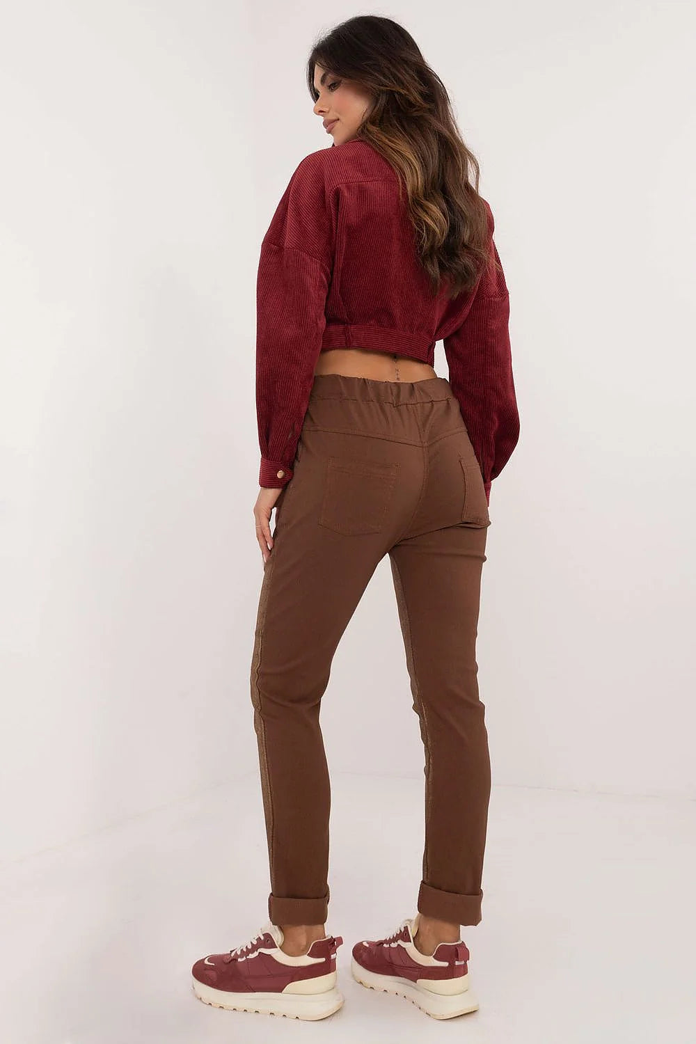 outfit femme veste courte boxy velours côtelé bordeaux boutons dorés col chemise manches bouffantes pantalon métallique bronze slim