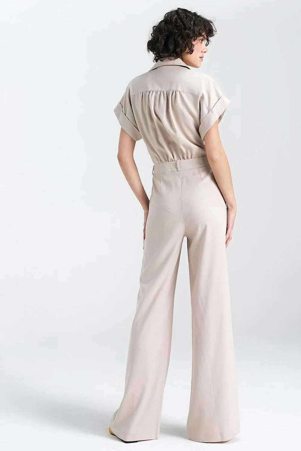Combinaison femme élégante coupe droite style minimaliste couleur beige clair matériau confortable occasion polyvalente été hiver mode féminine vêtement tendance