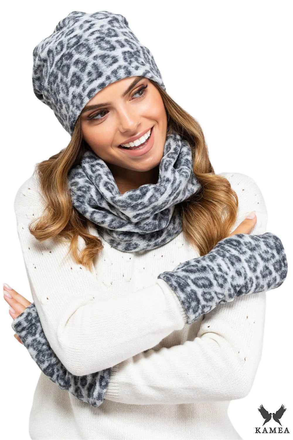 Ensemble hiver féminin chic mitaines écharpe bonnet motif léopard gris clair texture douce coupe ample tube snood