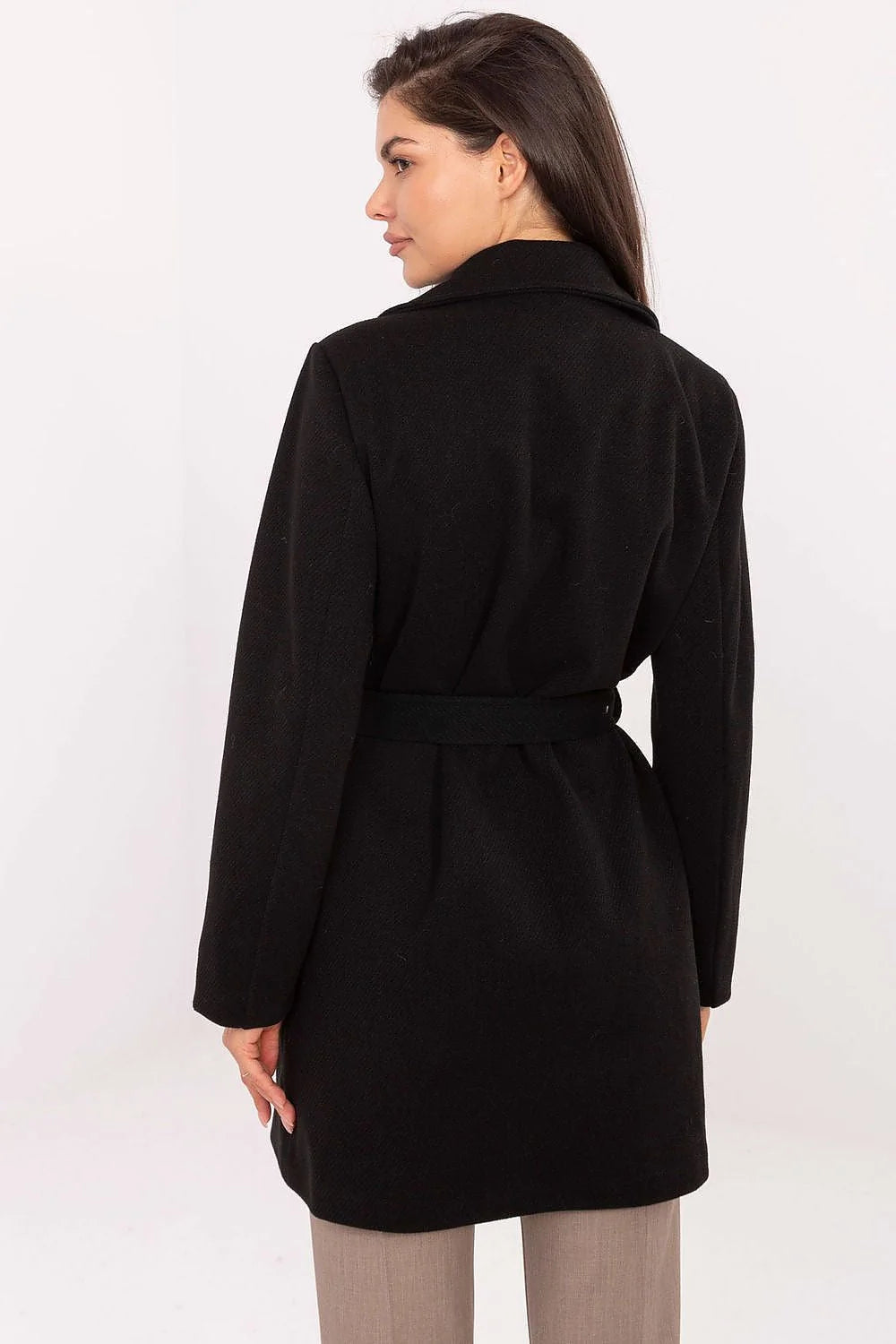 manteau femme mi cuisses double boutonnage ceinture nouée laine mélangée noire col tailleur épaules structurées gros boutons contrastants poches latérales