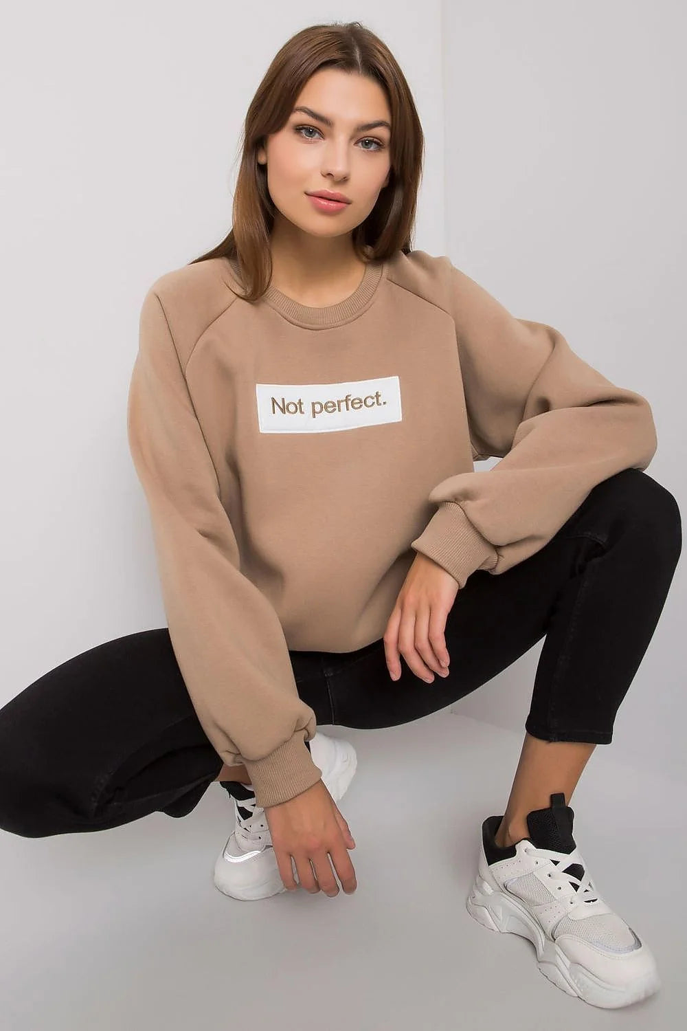 sweatshirt femme oversize gris clair molletonné doux manches longues raglan col rond côtelés poignets imprimé Not perfect brodé