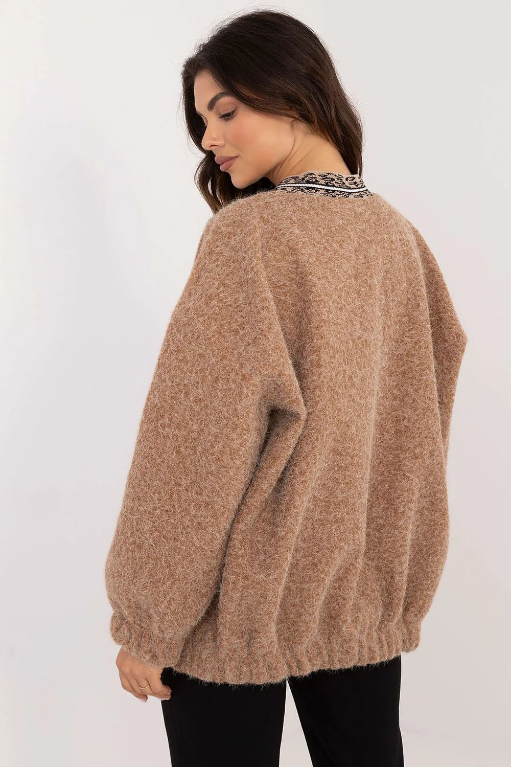 cardigan femme oversize ample pelucheuse moelleuse manches ballon longues poignets froncés col V bordure jacquard contrastée noir beige camel hiver
