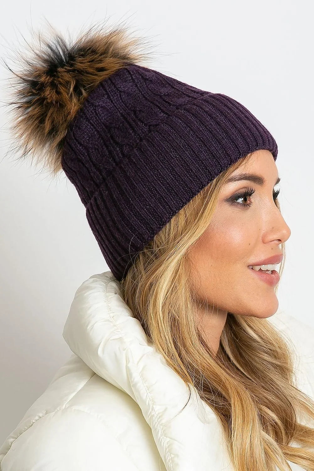 Bonnet d'hiver tricoté pour femme couleur prune profonde motif torsades pompon fausse fourrure bord côtelé matériau acrylique coton cachemire
