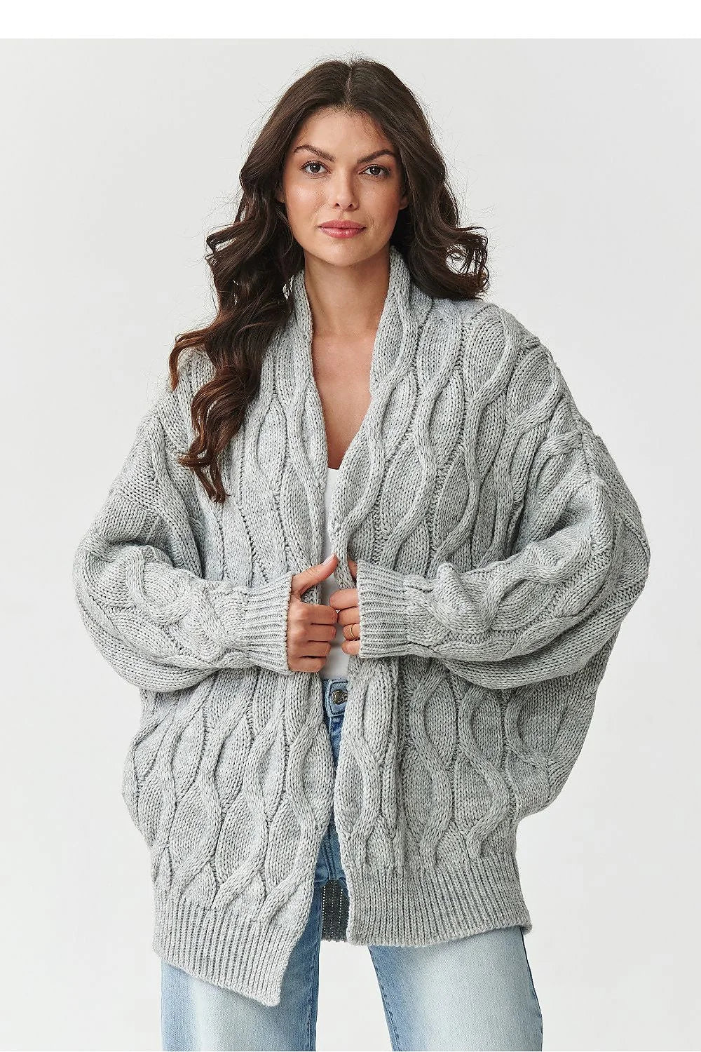 cardigan femme oversize maille torsadée épaisse col châle coupe ouverte longueur hanches manches bouffantes chaud doux acrylique polyamide gris clair