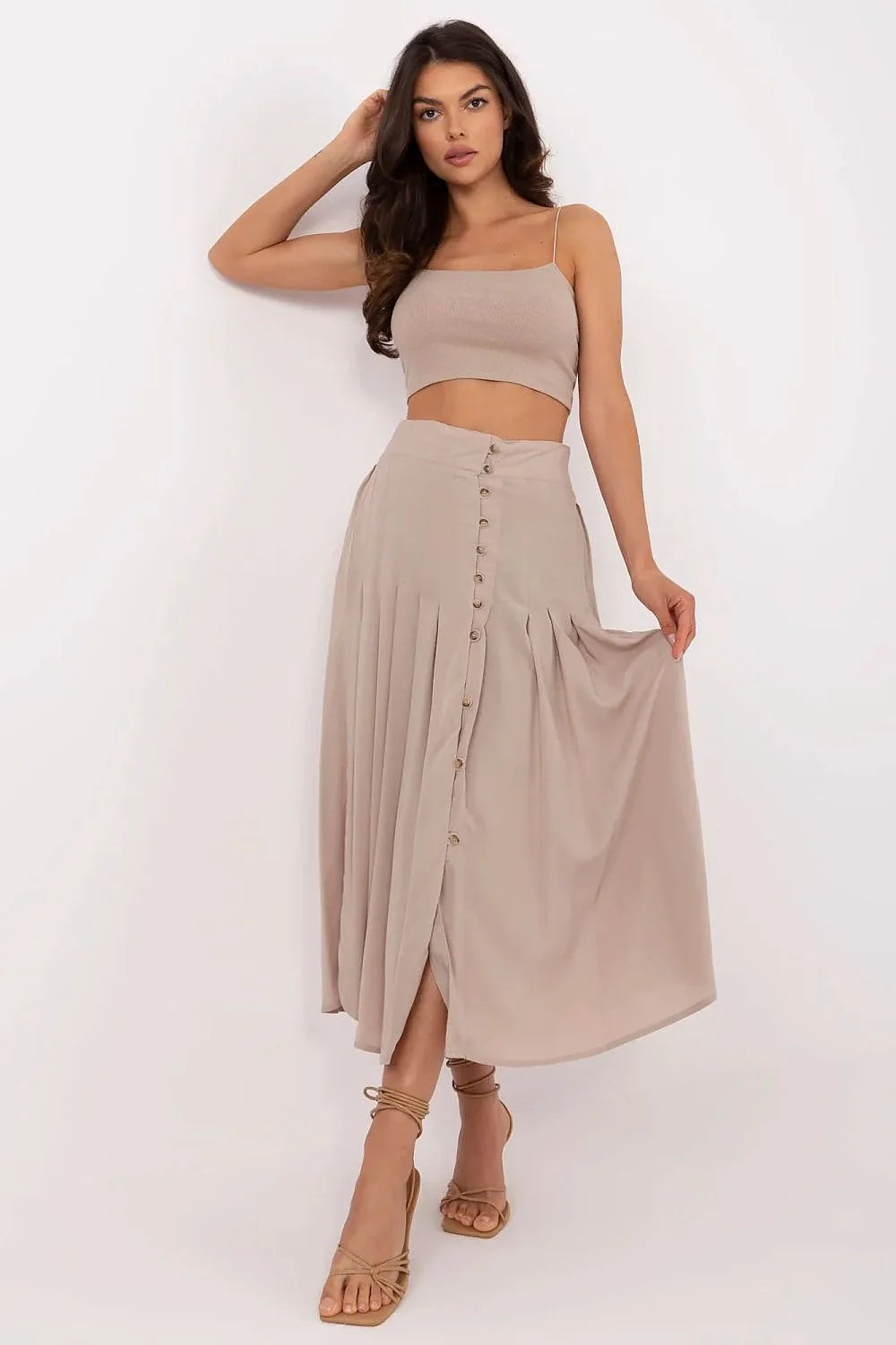 ensemble femme crop top jupe longue plissée beige minimaliste bretelles fines taille haute évasée bohème chic boutonnage frontal fluide estival