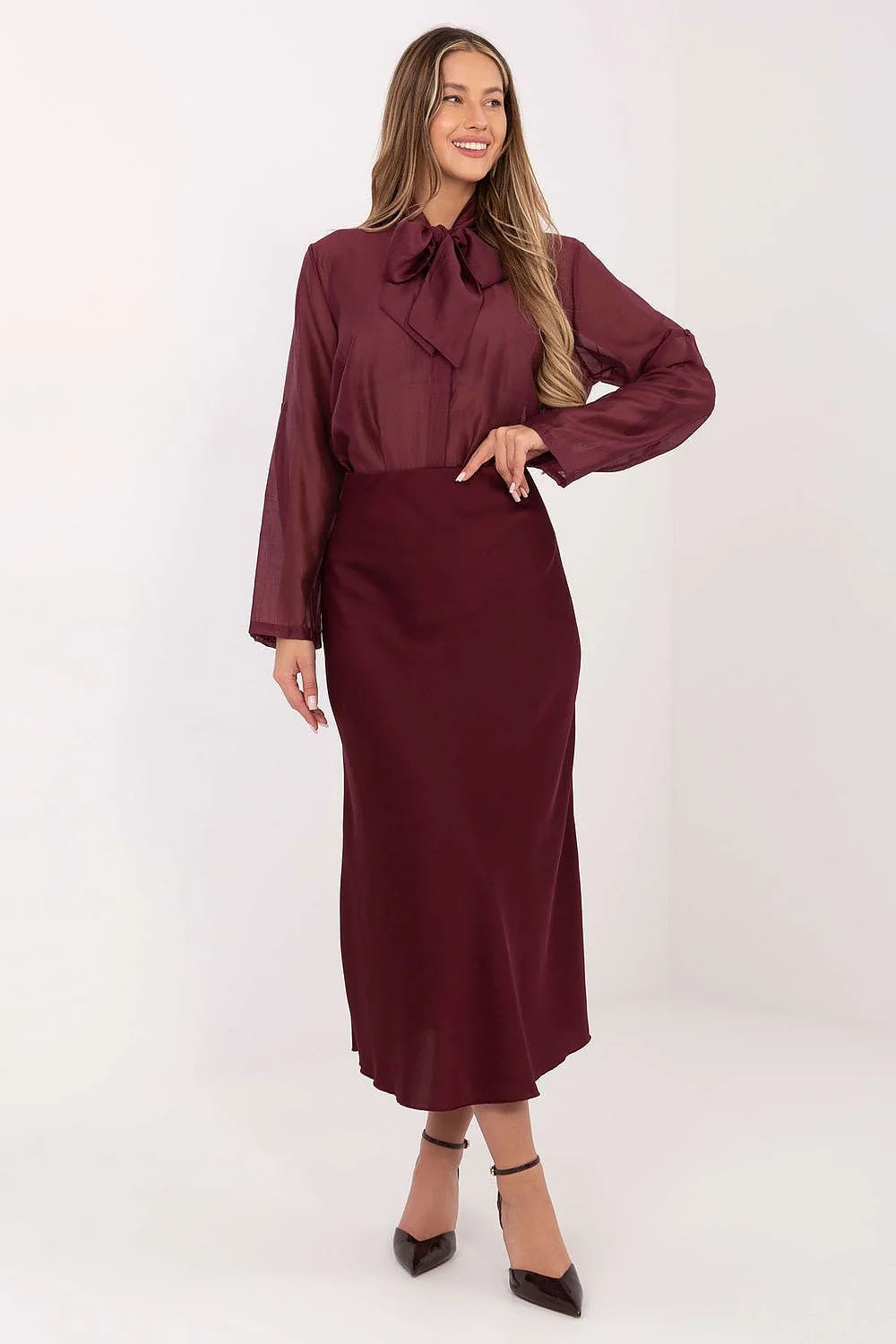 chemise bordeaux col lavallière manches longues tencel polyester doux respirant fluide drapé élégante boutonnée ajustée polyvalente bureau soirée confortable soyeuse