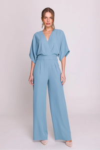 Combinaison élégante bleu pastel pour femme cache-cœur V profond manches courtes ceinture intégrée large taille ajustable occasions multiples