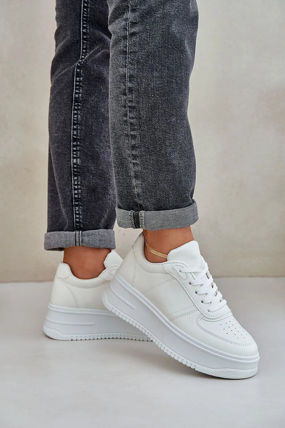 Chaussures de sport pour femmes design moderne minimaliste couleur blanche cuir synthétique semelle épaisse perforations confortable col rembourré insole amortie style urbain quotidien décontracté