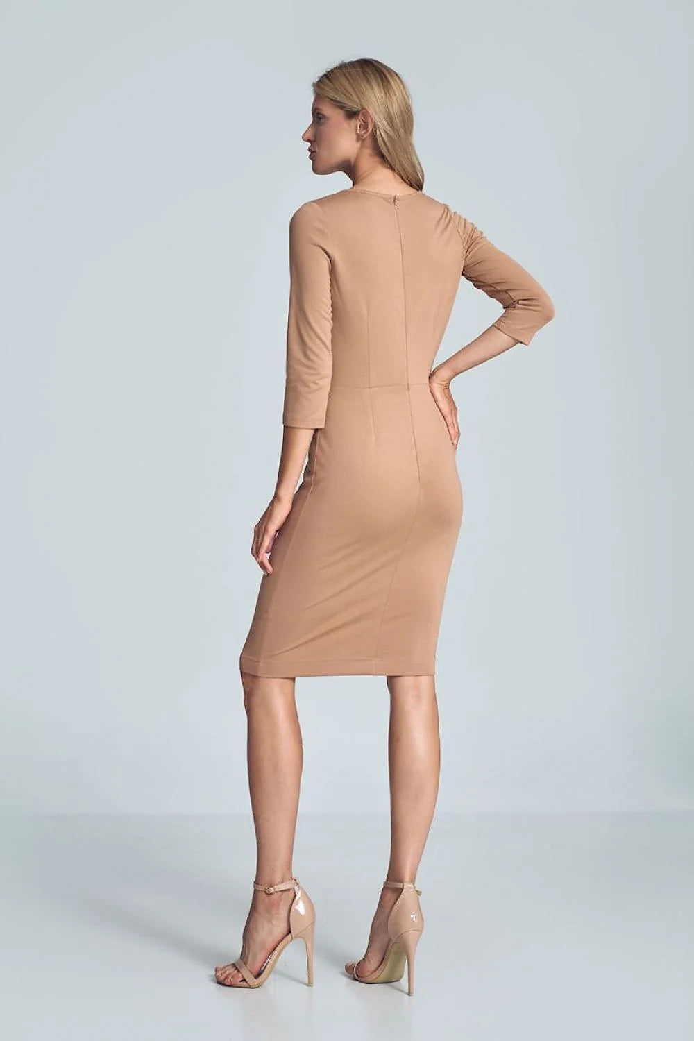 Robe élégante ajustée en viscose beige manches 3/4 décolleté croisé pour femme moderne