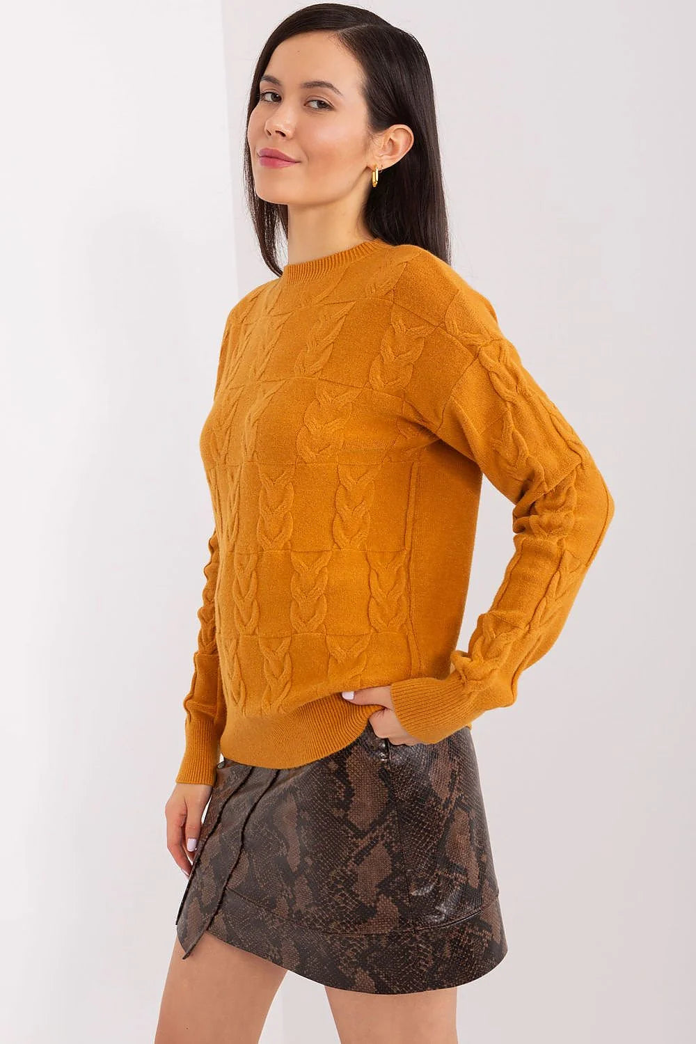 Pull-over à torsades et jupe imitation peau de serpent moutarde et brun foncé femme automne hiver