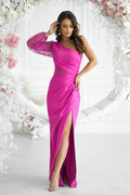 robe soirée longue asymétrique fuchsia manche unique tulle brodé sequins ajustée drapée taille ceinture fente haute silhouette glamour scintillante