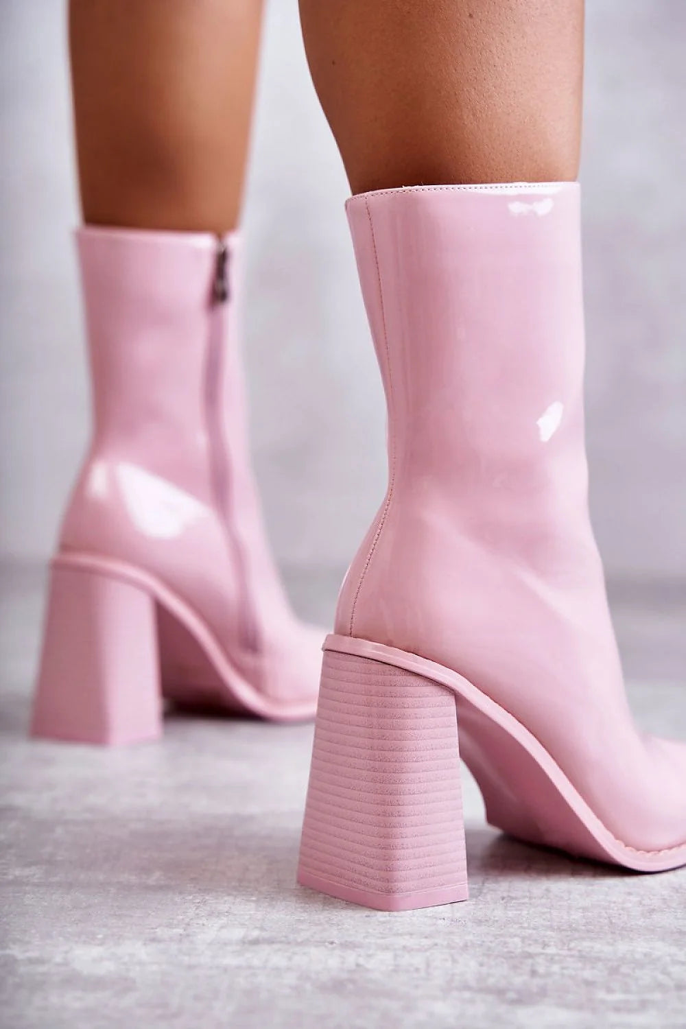 Bottes à talons step in style cuir vernis synthétique rose pastel tige mi-mollet fermeture éclair talon aiguille doublure couvre-chaussure