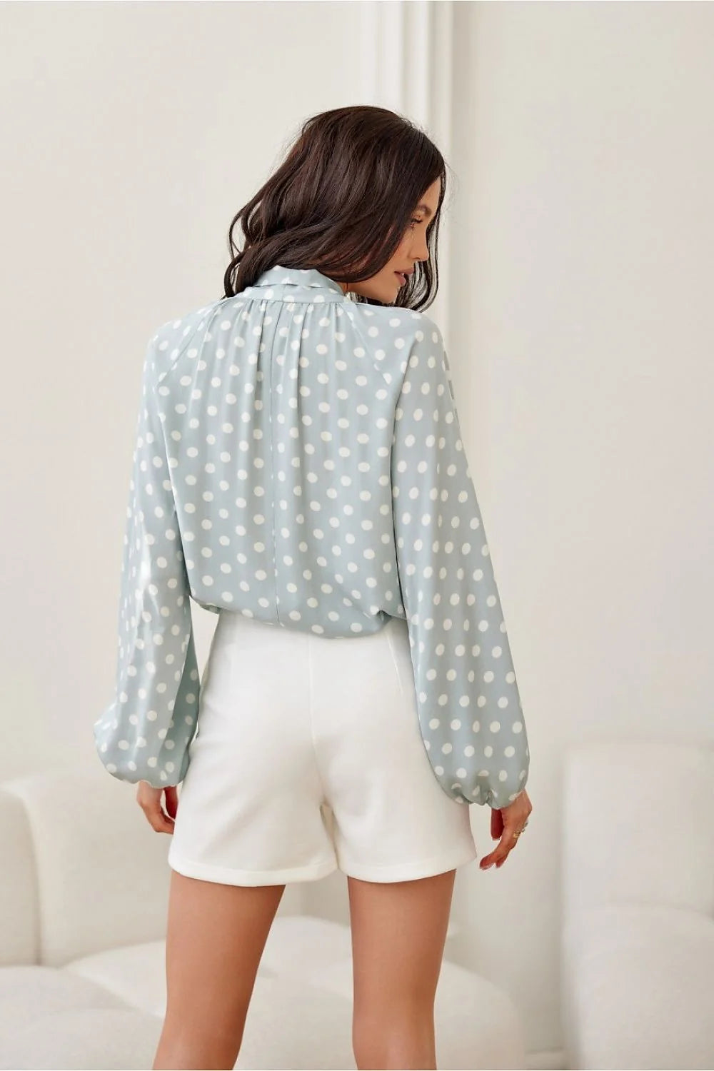 Ensemble mode féminin blouse chemisier pois blancs jupe mini blanche polyester 100% coupe ample élastique manches longues nœud lavallière