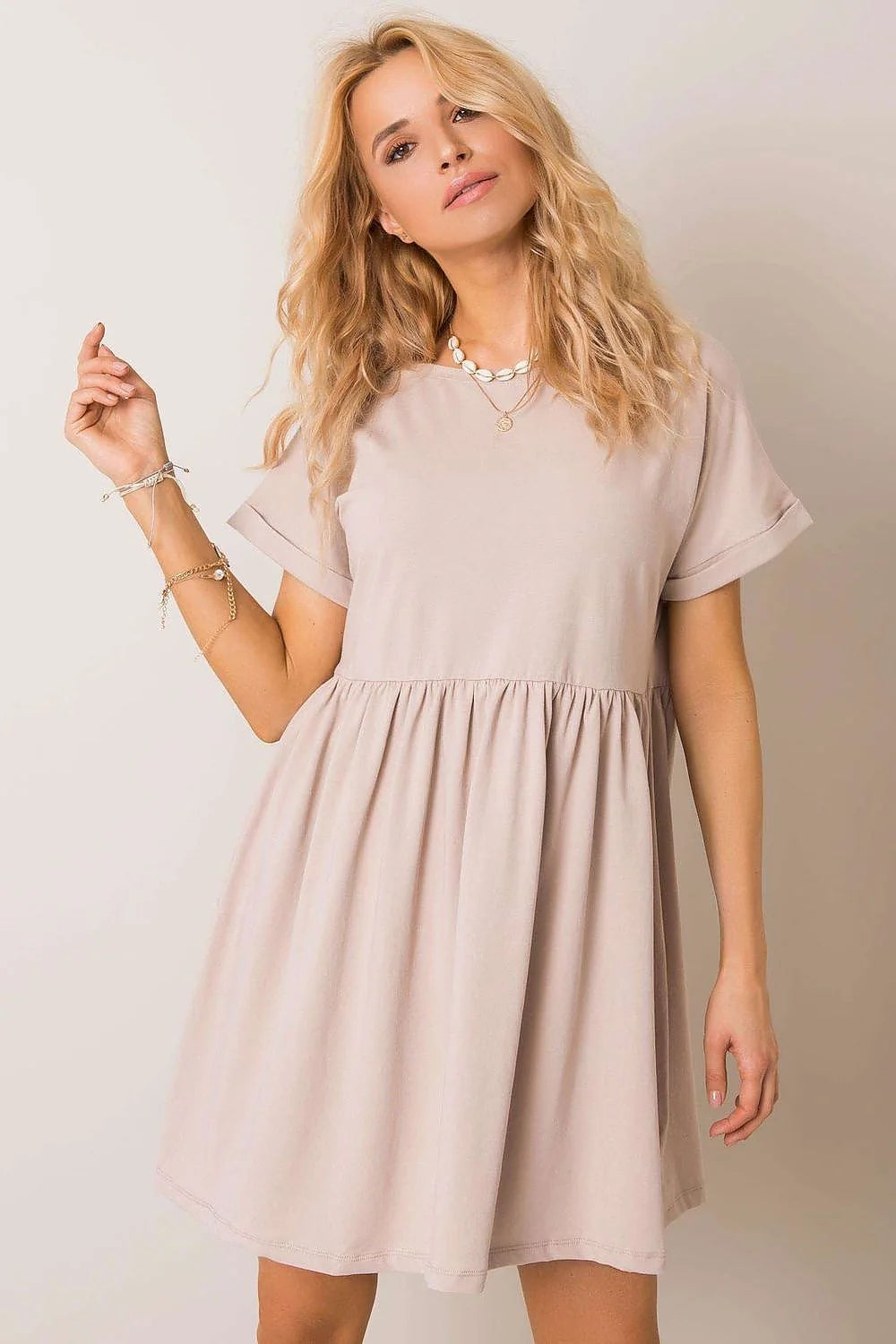 Robe de jour féminine style minimaliste ample col rond manches courtes couleur beige taupe clair femme