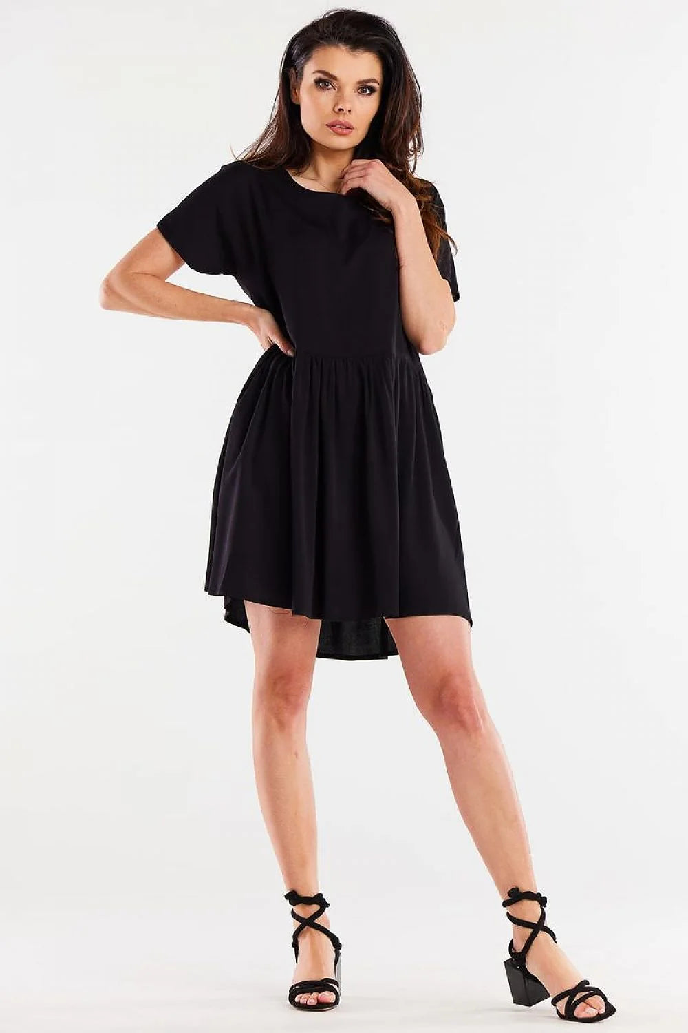 Robe de jour élégante en viscose noire coupe ample manches courtes col rond ourlet asymétrique femme