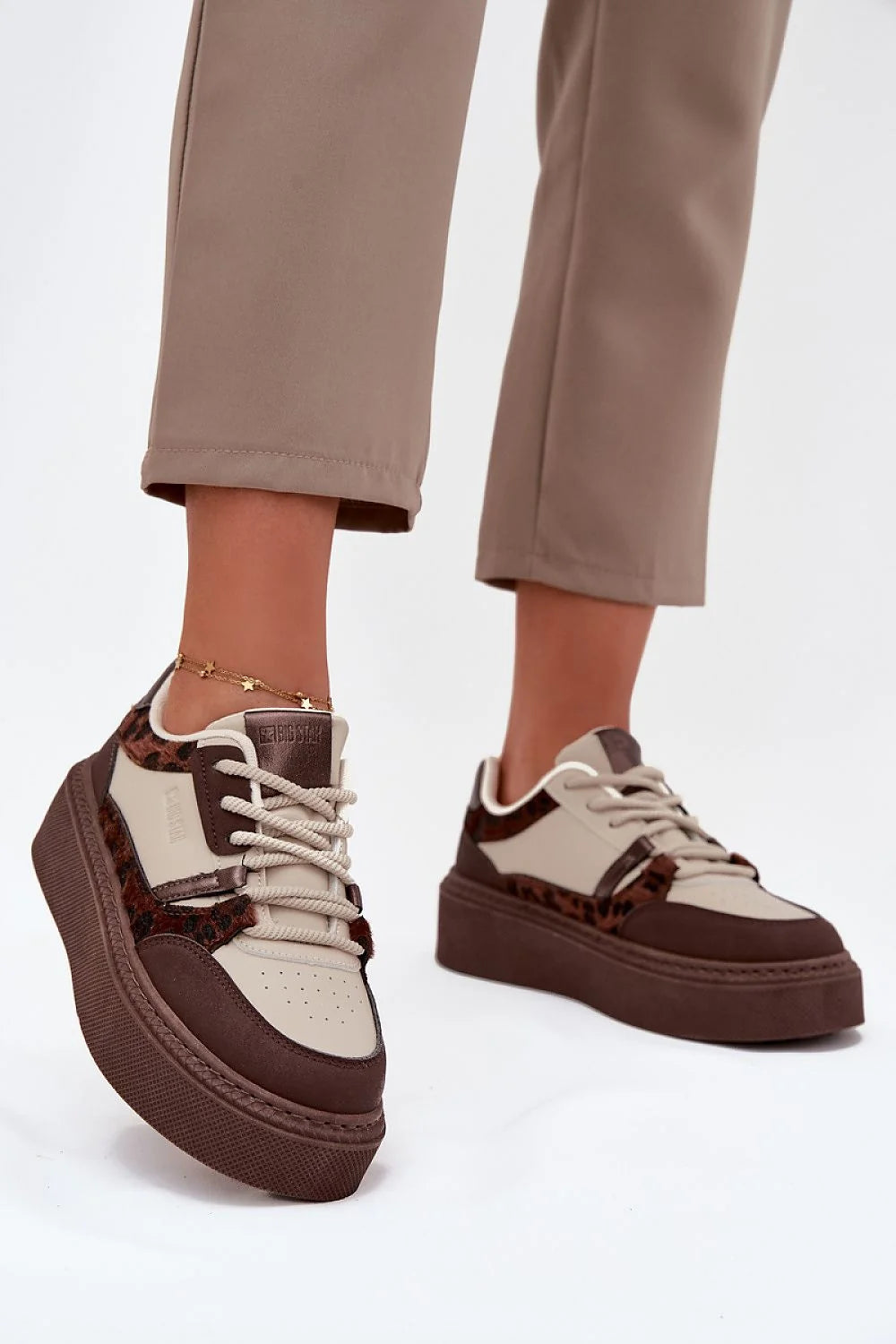 sneakers femme compensées beige marron plateforme semelle épaisse motif léopard cuir synthétique textile perforé laçage assorti col rembourré