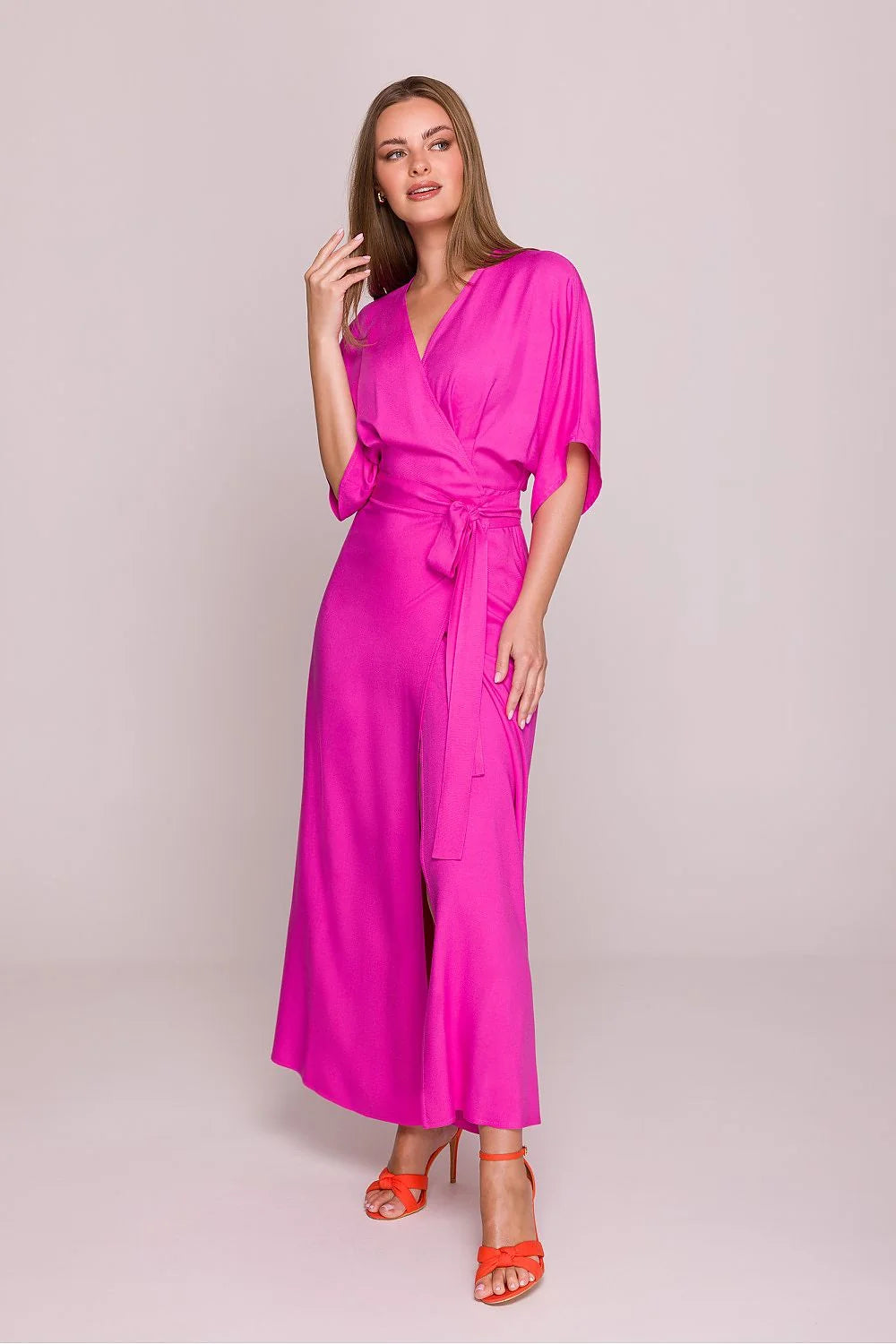 Robe longue fuschia portefeuille en viscose satinée ceinture assortie manches courtes en V