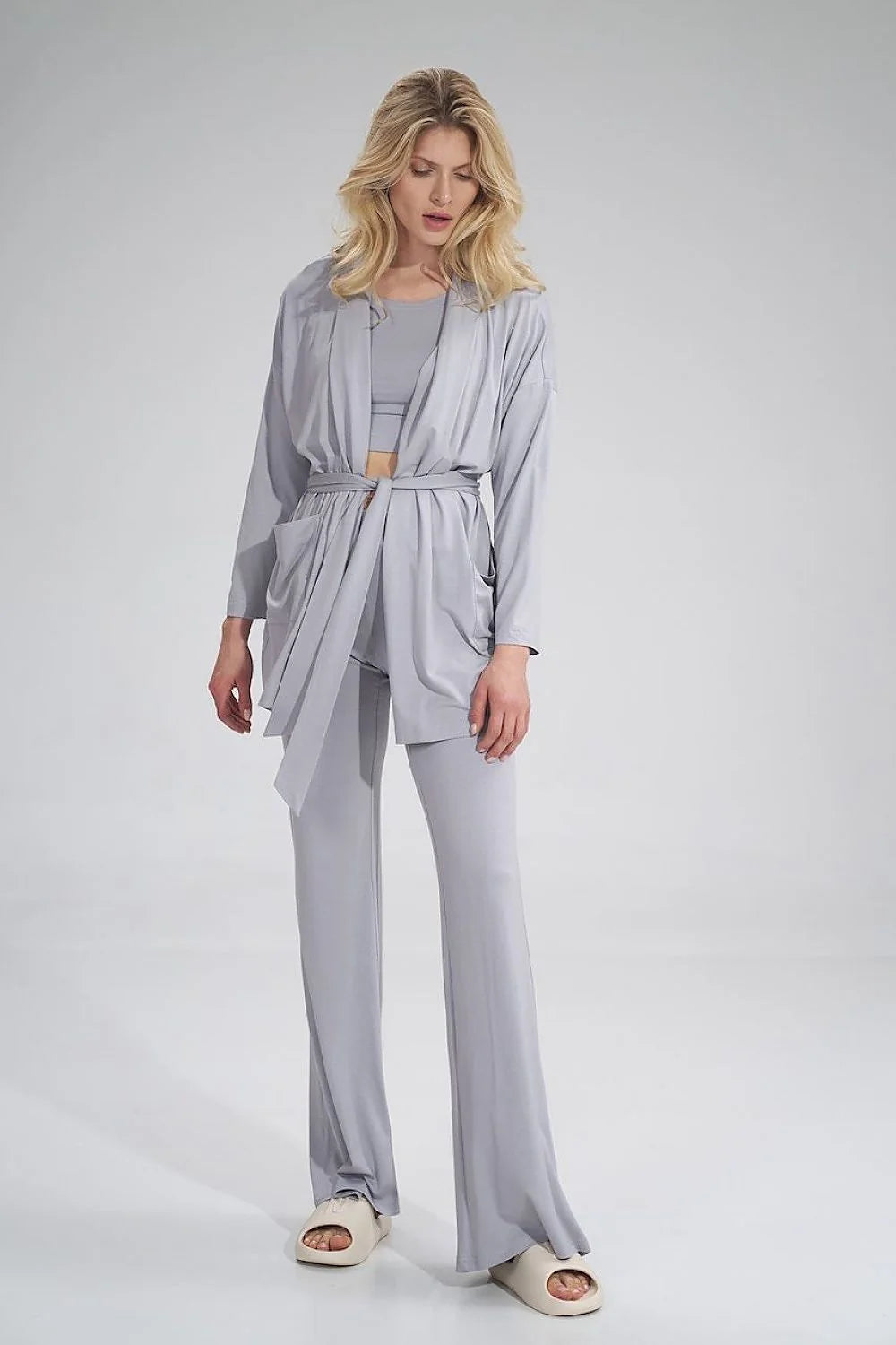 Ensemble féminin moderne minimaliste gris clair coton modal confortable élégant kimono pantalon haut court