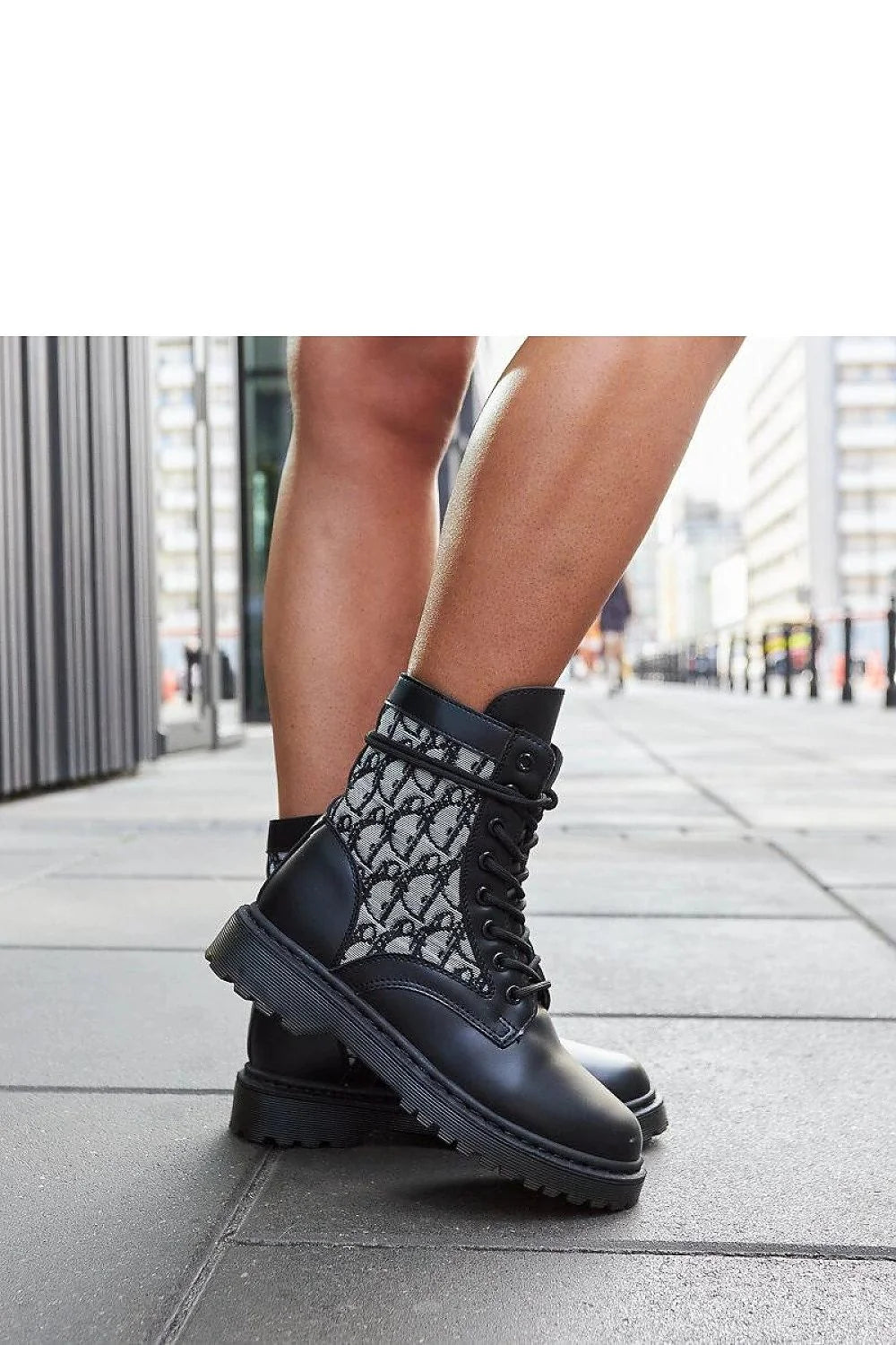 Bottines pour femmes design moderne tissu imprimé cuir noir semelle caoutchouc lacets noirs style urbain