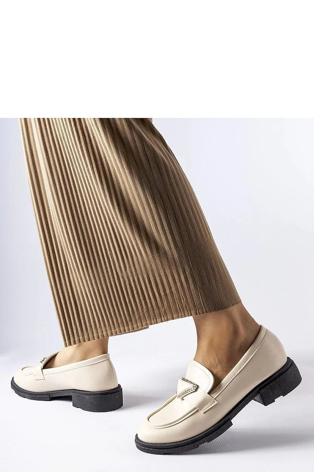 Moccasins élégants pour femmes en cuir synthétique style moderne avec détails métalliques, beige, confortable