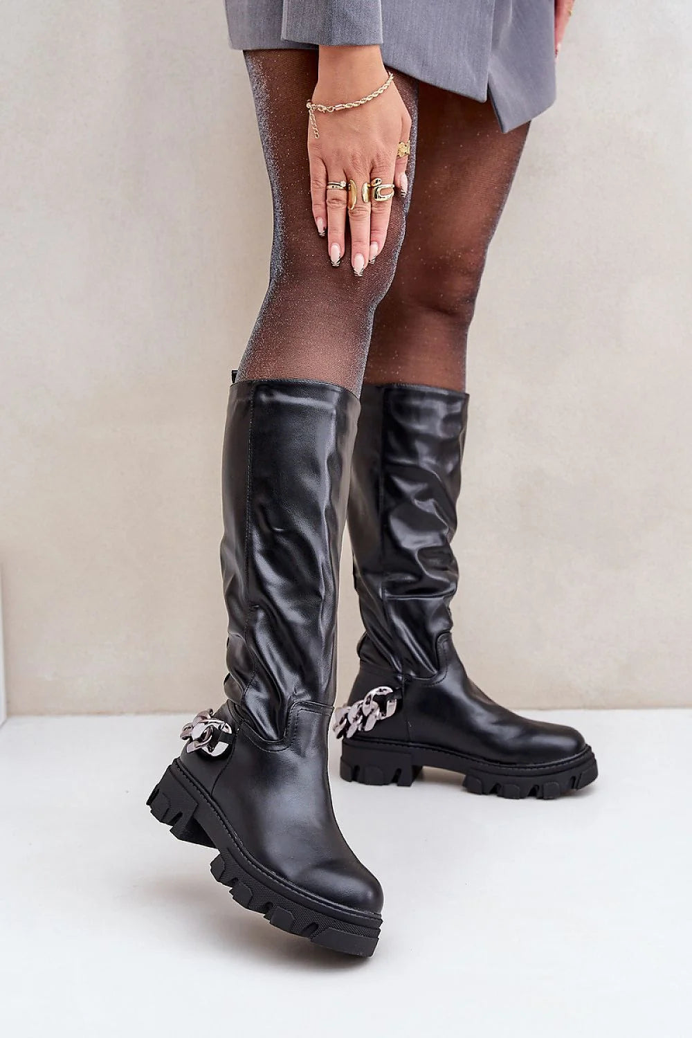 Bottes cuissardes élégantes style moderne simili cuir noir bout arrondi chaîne métallique talon plat 4.5 cm femmes