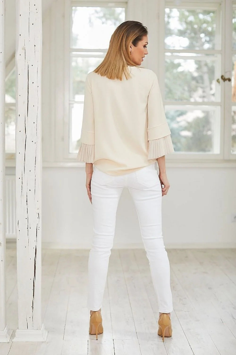 chemisier Aurora écru fluide viscose polyester élasthanne coupe ample encolure ronde col V manches troisquarts plissées pendentif doré élégant polyvalent