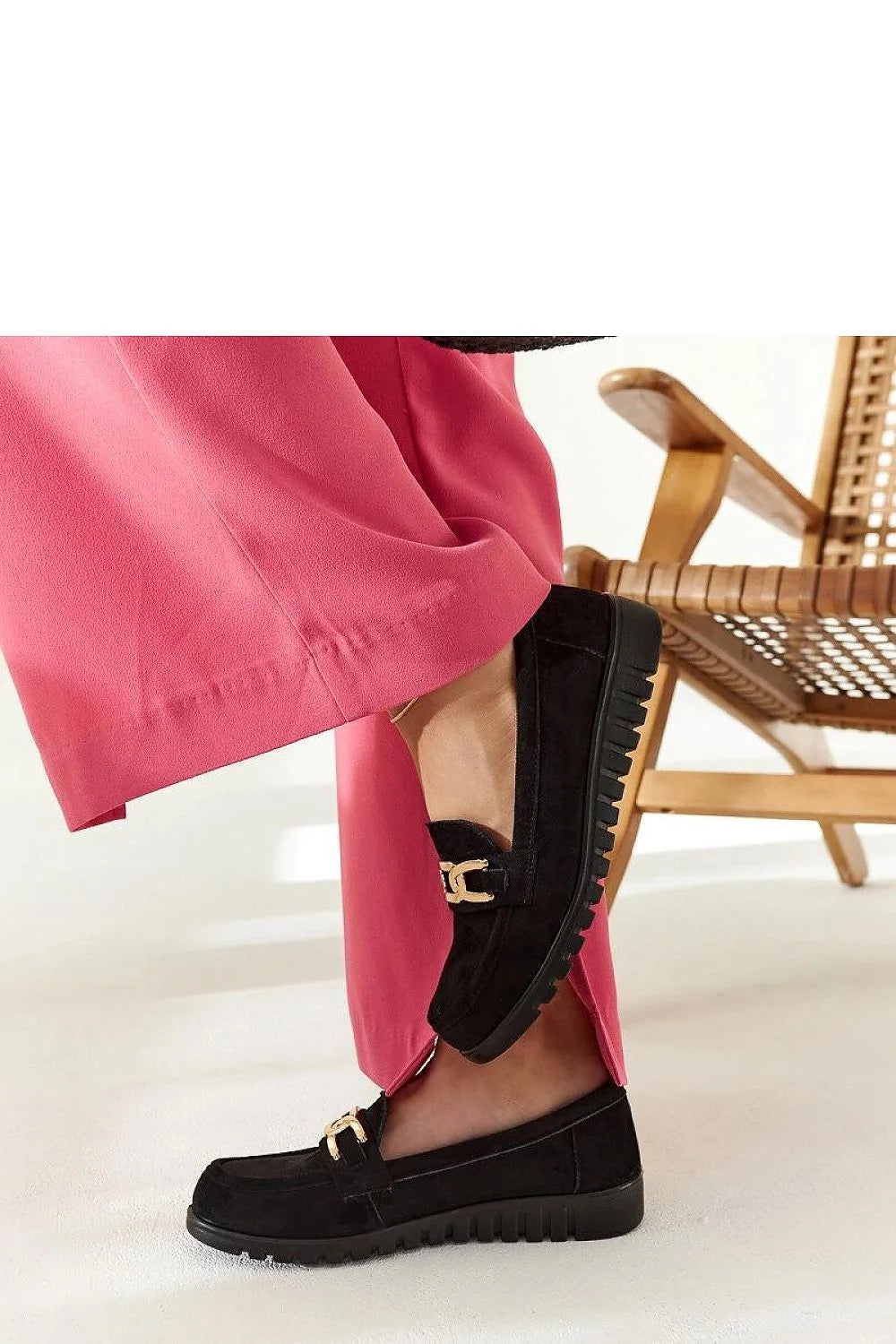 Mocassins élégants en daim noir avec boucle dorée pour femme, style minimaliste, confort optimal, occasionnels