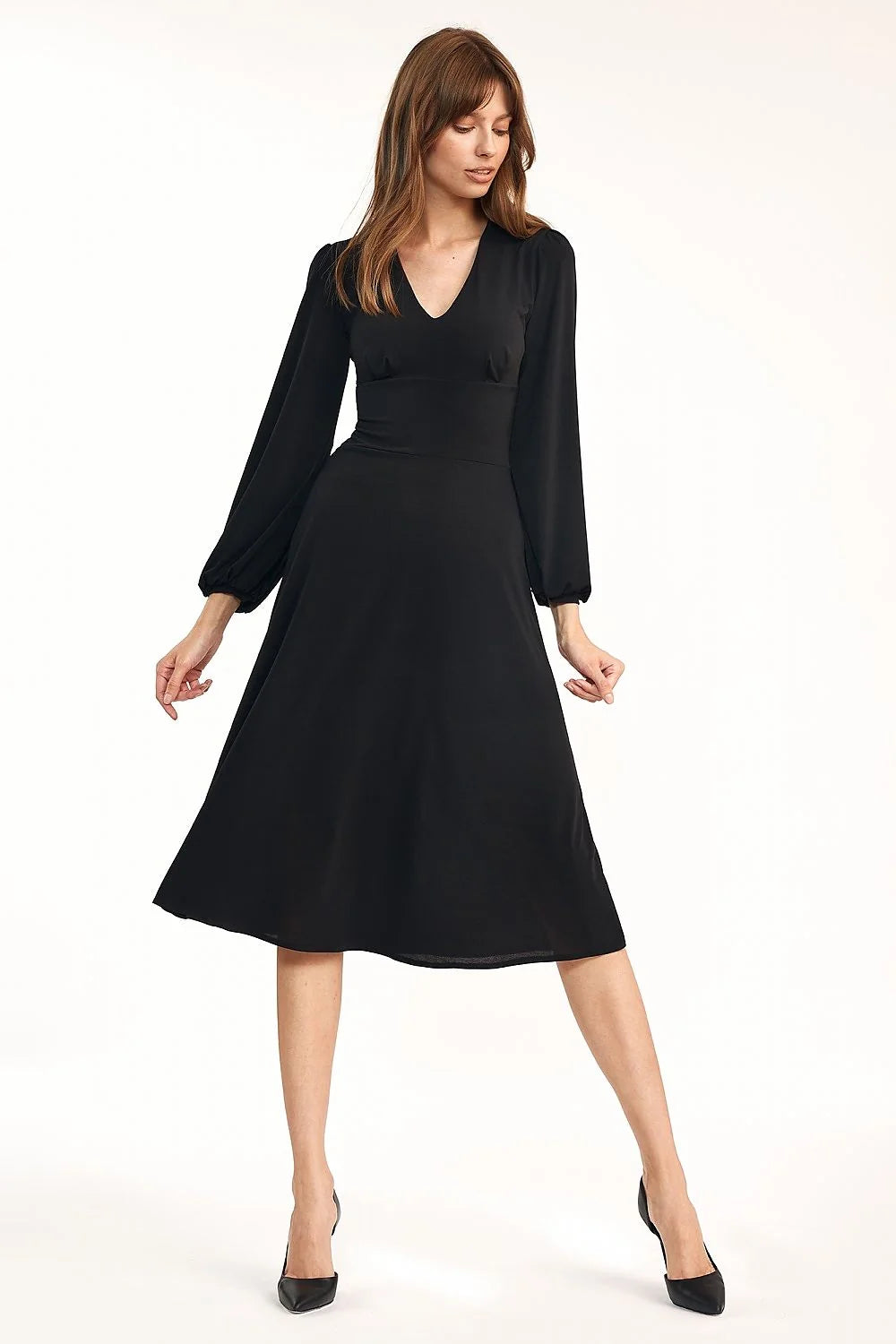 robe midi émeraude mate élégante manches longues bouffantes poignets froncés décolleté V taille empire ajustée ceinture marquée coupe évasée fluide
