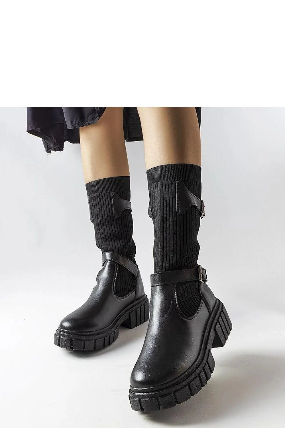 Bottes cuissardes en cuir noir moderne avec semelle épaisse pour style urbain et tendance
