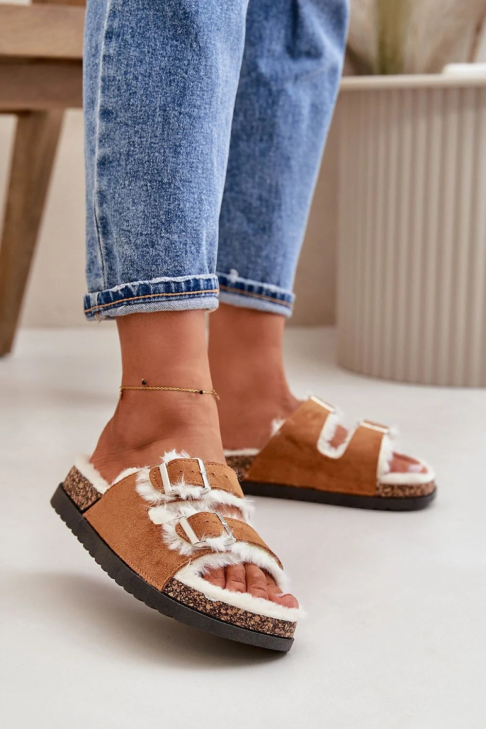 Sandales femmes confortables élégantes fourrure cuir suédé écologique boucles argentées plateforme cushioning style décontracté mode