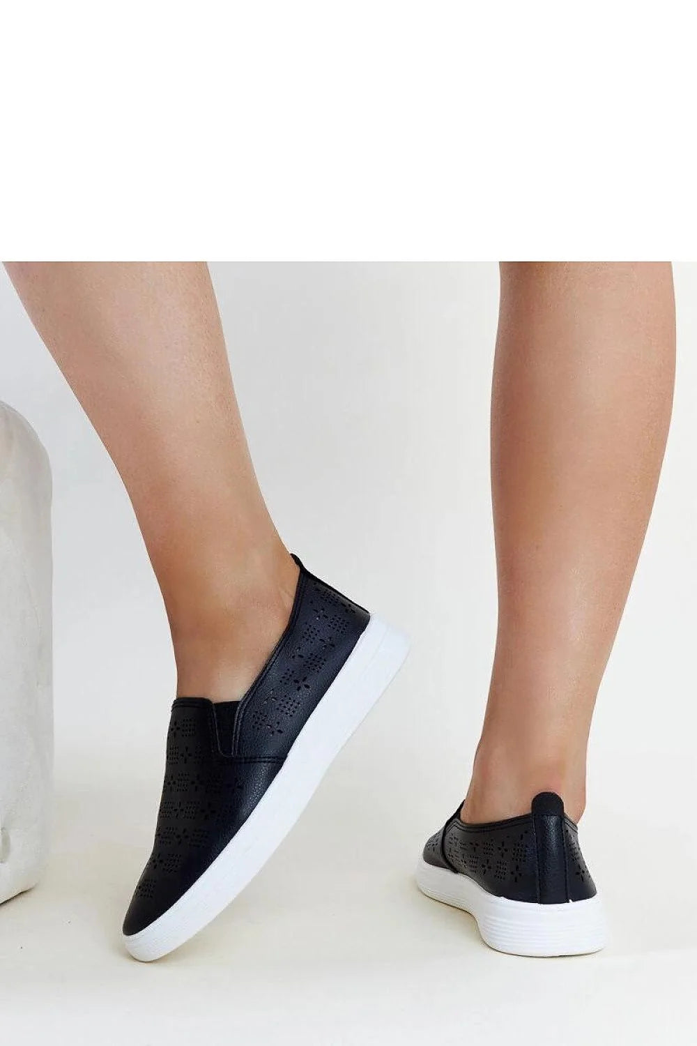 baskets slipon noires perforées cuir synthétique minimaliste moderne plateforme blanche épaisse confortables maintien respirantes semelle caoutchouc féminines élégantes durables sophistiquées