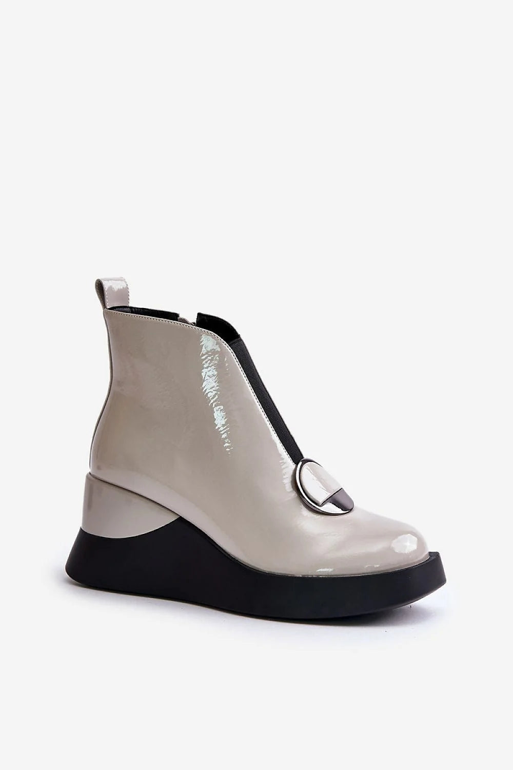 Bottines mode design moderne cuir verni beige clair coupe épurée talon intégré semelle plateforme femmes