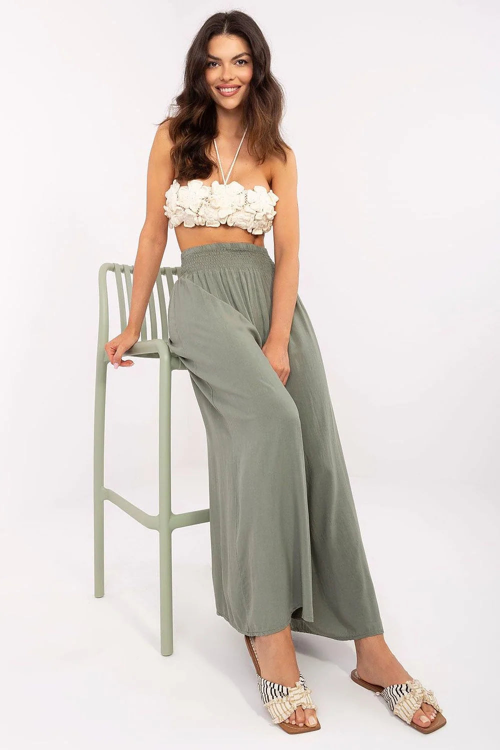 ensemble bohème femme bustier volants floraux crocheté pantalon palazzo large taille smockée cheville tissu lin fluide vert sauge mules tressées
