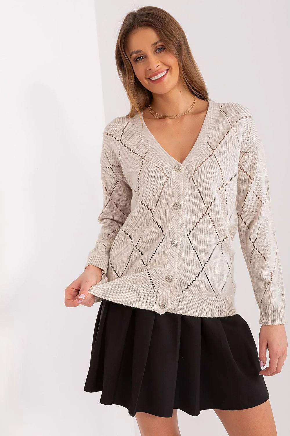 Cardigan femme élégant en maille beige motif losange longueur standard manches longues encolure en V boutons décoratifs Rue Paris