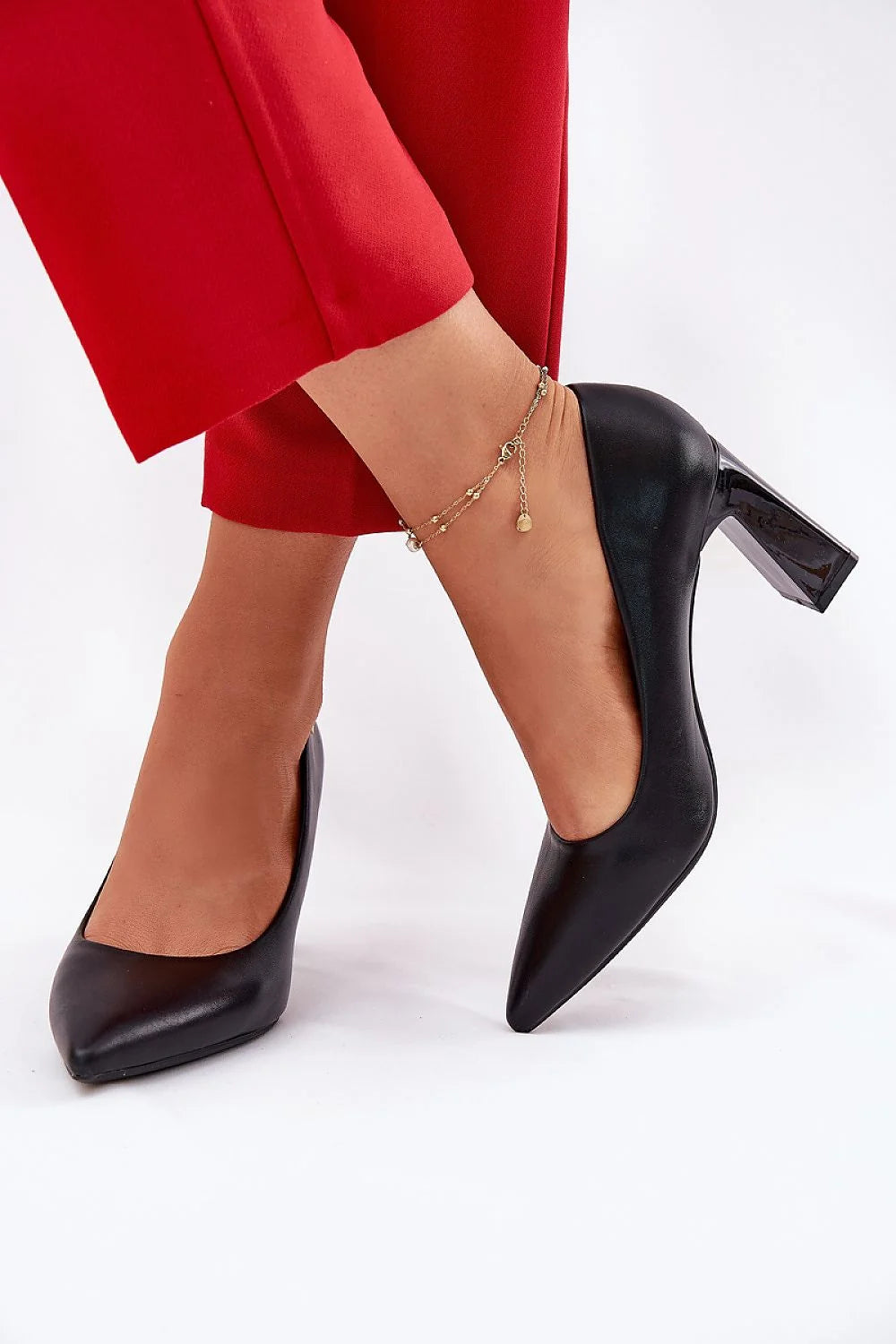 escarpins femme noirs talon carré bout pointu silhouette effilée similicuir lisse semelle intérieure cuir confort doré chaîne cheville