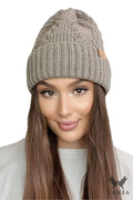 Bonnet d'hiver pour femme en laine, style casual moderne, couleur gris-beige, coupe ajustée, finitions côtelées, étiquette en cuir, idéal pour l'automne et l'hiver