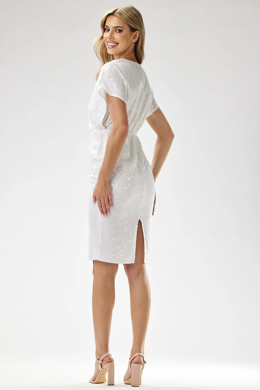 robe soirée blanche sequins velours pailleté ajustée cintrée fourreau genou décolleté croisé plongeant manches kimono courtes fronces scintillante sophistiquée élégante