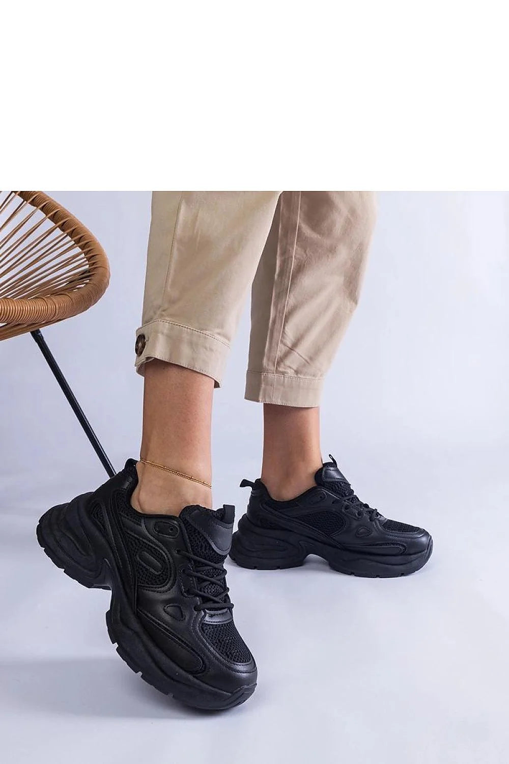 Baskets Femme Design Moderne Robuste Tige Basse Semelle Épaisse Cuir Synthétique Noire Lacets Confort Élégance