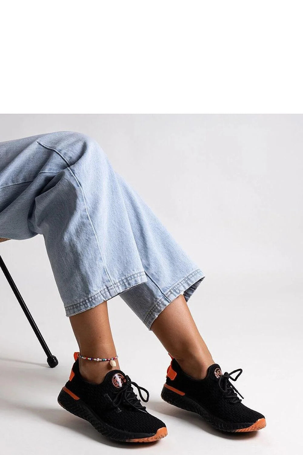 Baskets mode femmes design moderne couleur noire et orange semelle caoutchouc comfort urbain sportif