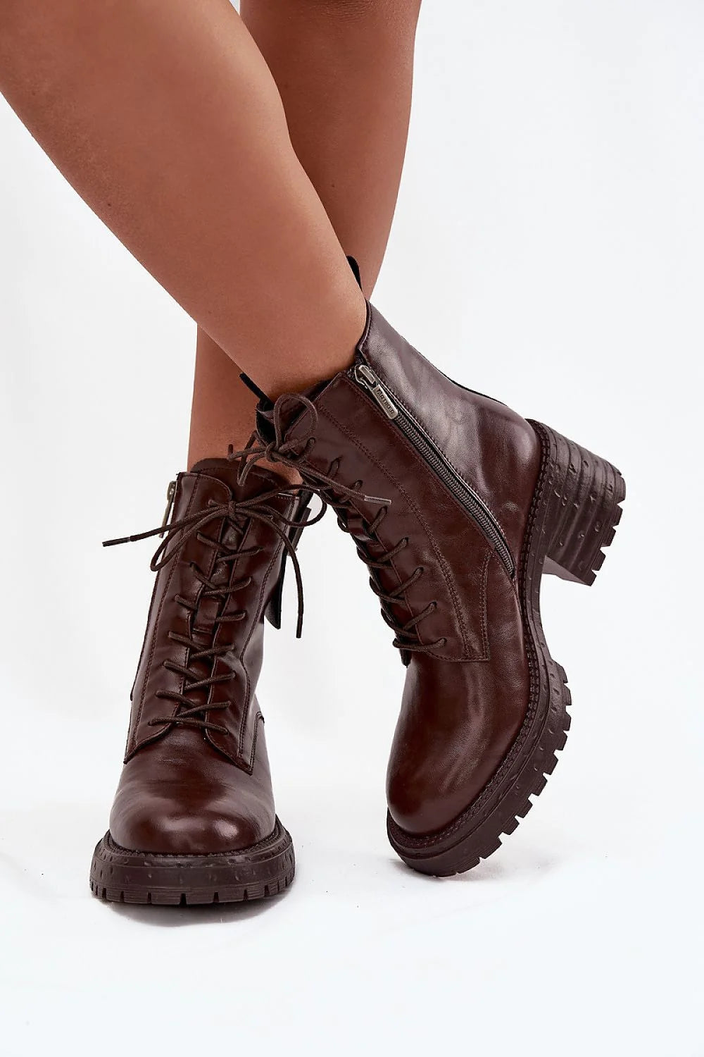 bottines femme cuir naturel marron foncé tige mi mollet bout rond laçage zippée latérale semelle crantée talon bloc