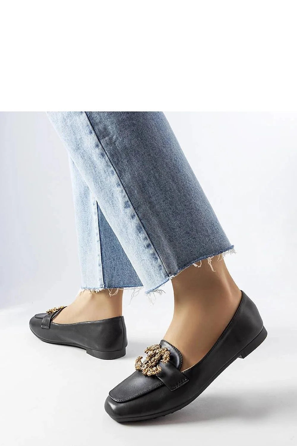 Mocassins élégants pour femme en cuir noir, semelle plate, détails dorés, style moderne, confort quotidien