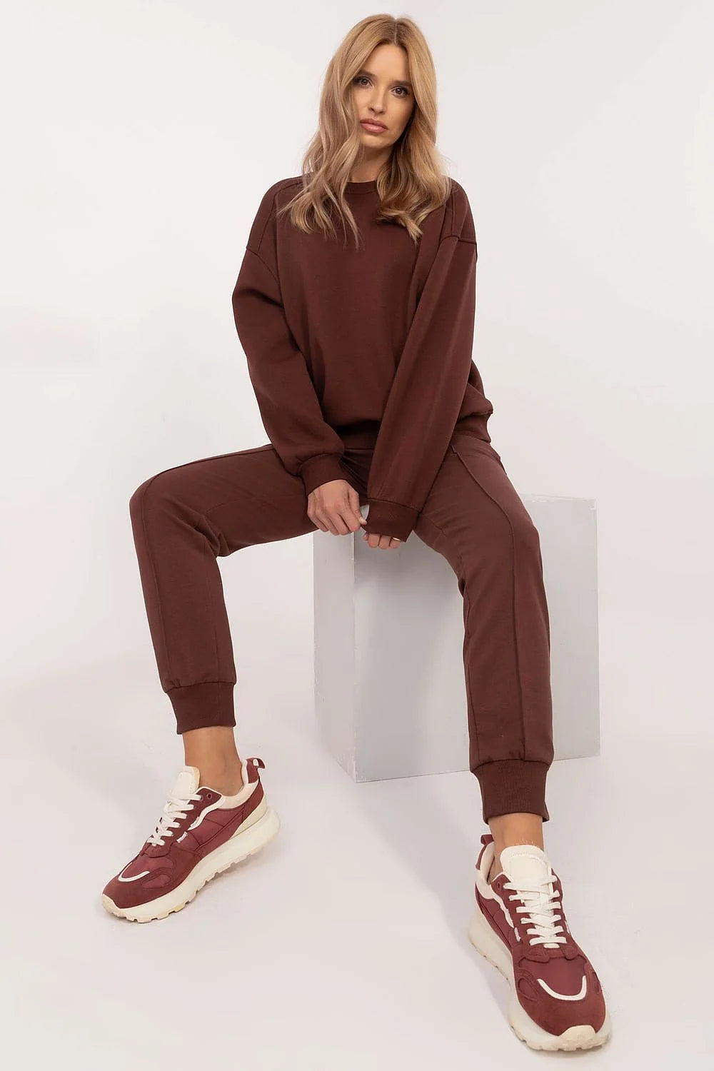 Sweatshirt et pantalon assortis pour femme, style casual chic, coupe ample, épaules tombantes, couleur brun chocolat, coton polyester, finitions côtelées, polyvalent