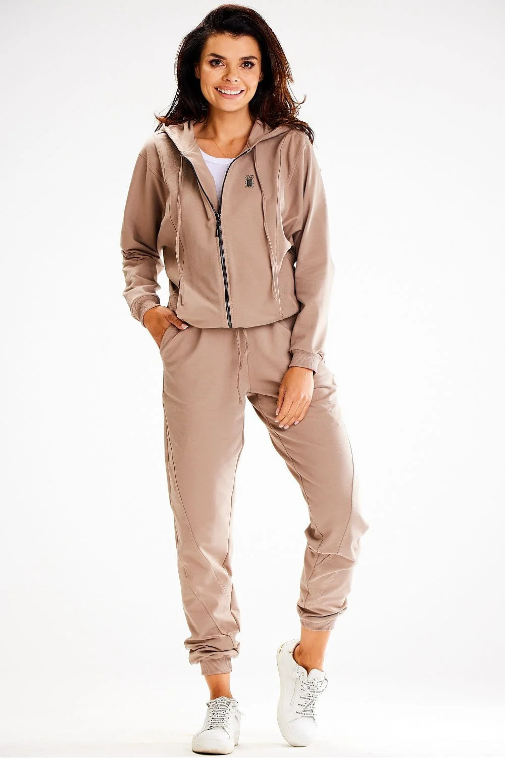 ensemble casual femme sweat capuche zippé jogging assorti beige taupe coton élasthanne molleton doux coupe relaxed cordon poches broderie discrète
