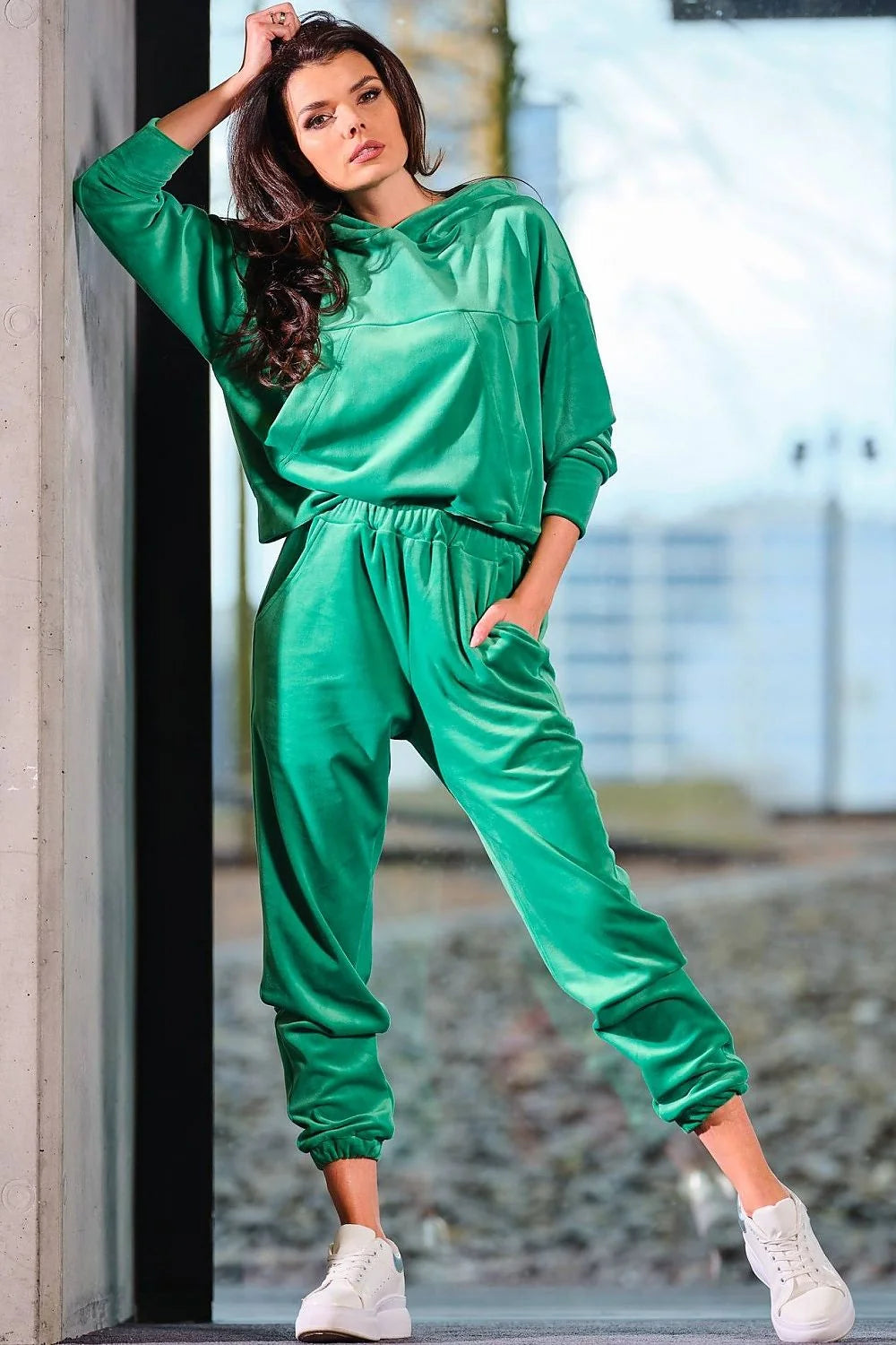 Sweatshirt femme velours rose vif style décontracté chic confortable coupe ample capuche poches pratiques