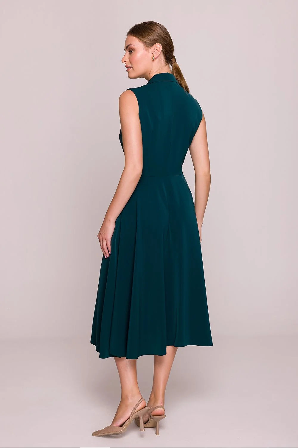 Robe de cocktail sans manches vert foncé col à revers tissu lisse brillant longueur midi silhouette évasée taille ajustable élégance intemporelle femme