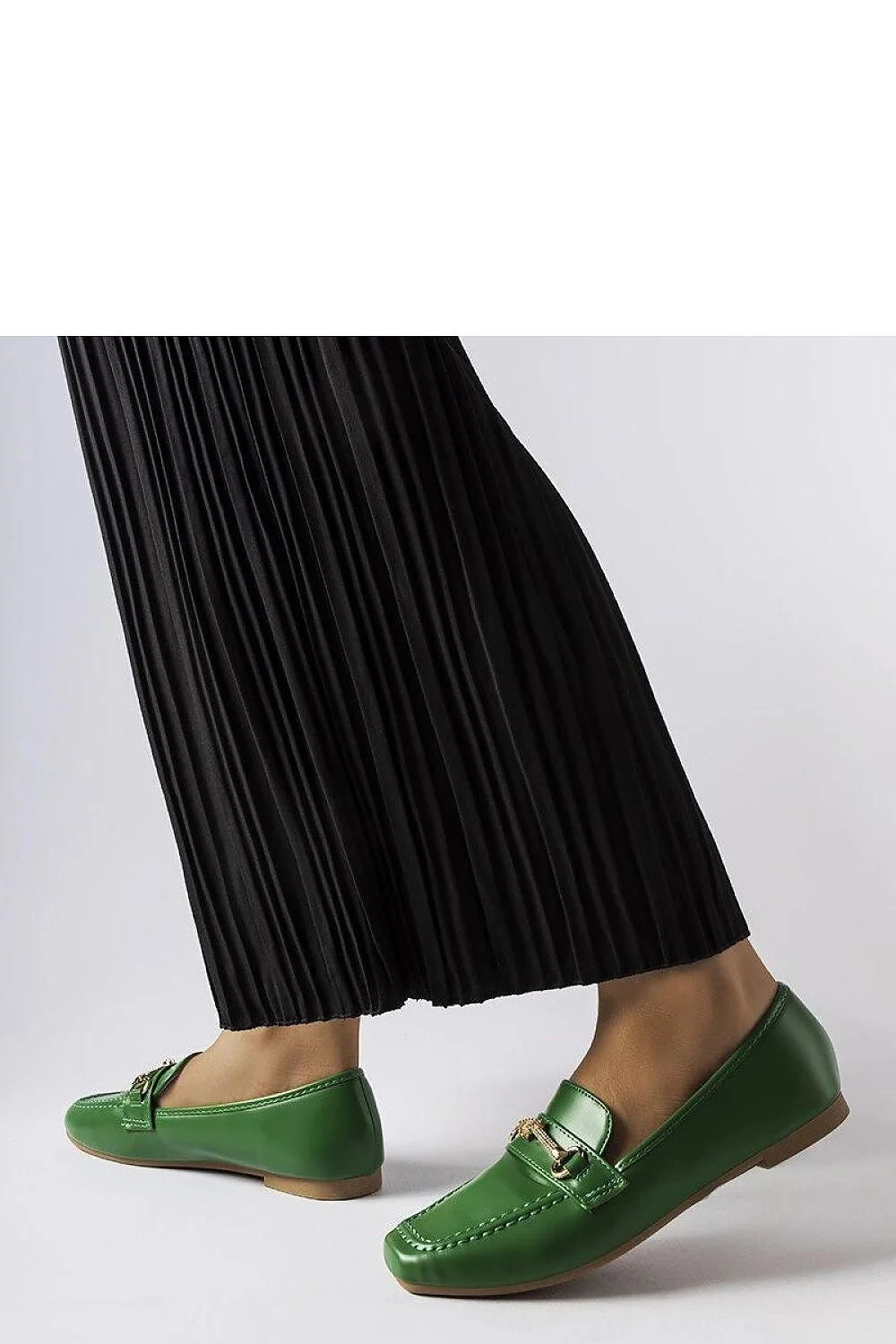Mocassins pour femmes vert vibrant cuir lisse design élégant style intemporel confortable à enfiler bout carré détails métalliques dorés polyvalents occasion décontractée semi-formelle mode