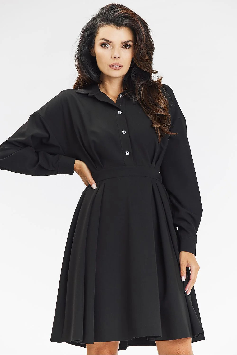 robe chemise noire cintrée taille marquée manches longues poignets ajustés jupe évasée plissée longueur genou tissu fluide polyester