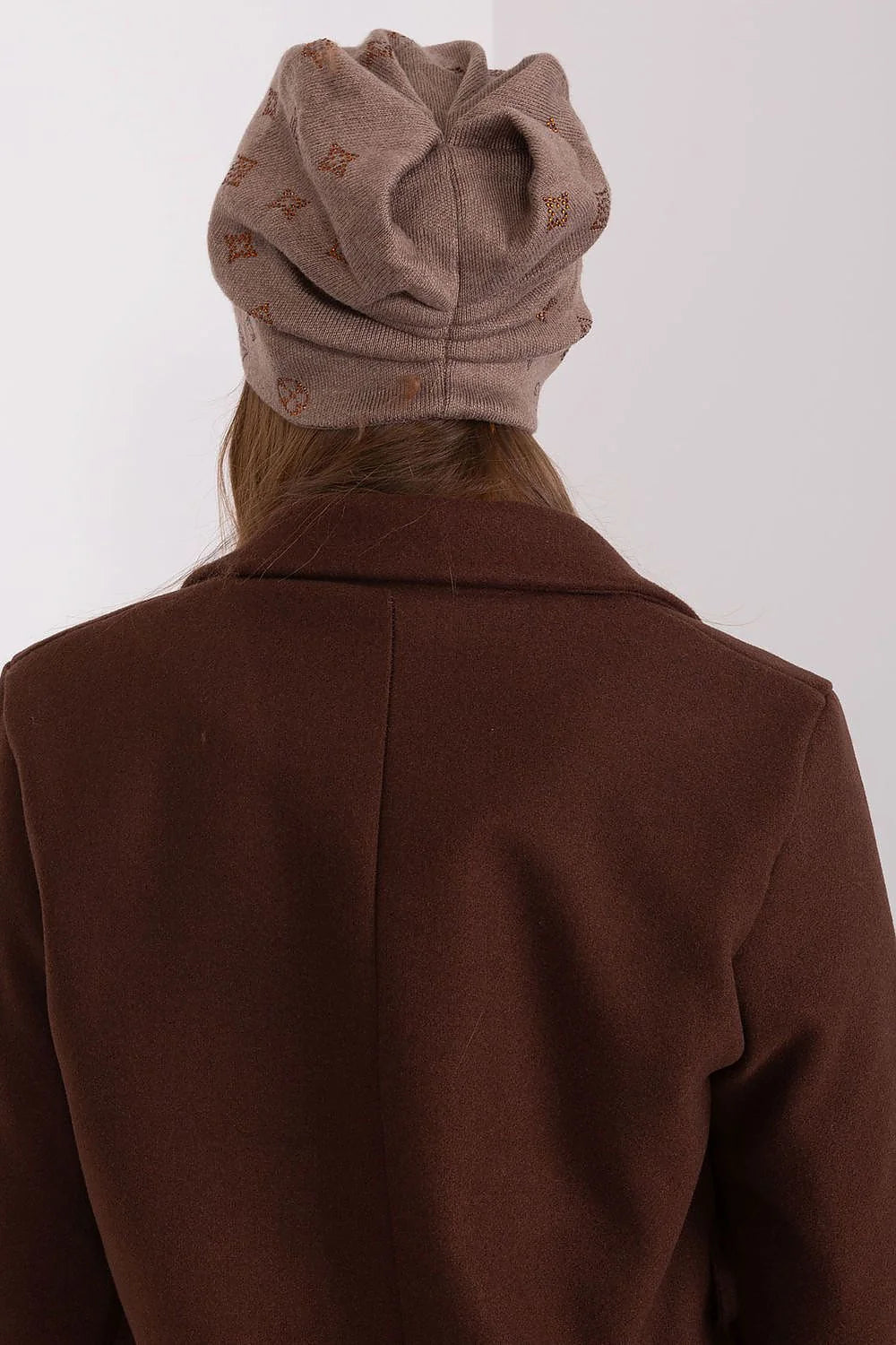 Bonnet d'hiver élégant pour femme en cachemire avec strass, manteau marron et pull moutarde