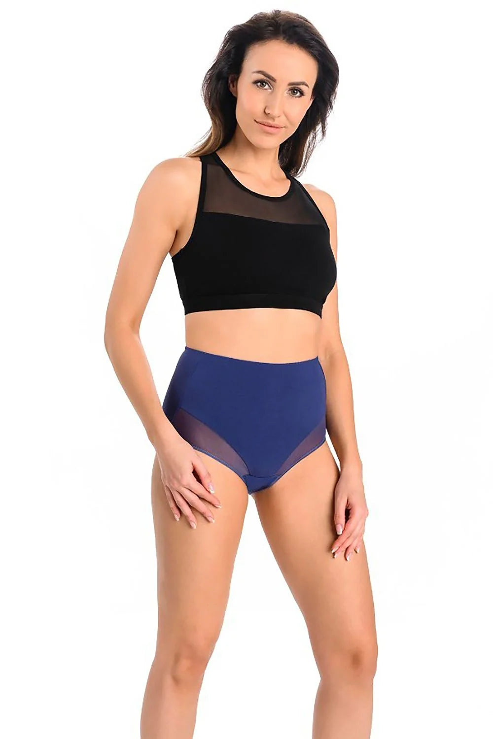 Tenue sportive moderne pour femme en tissu synthétique stretch avec haut sans manches tank top en maille noire et shorty taille haute en mesh bleu marine